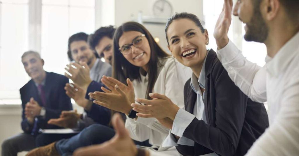 The difference between employee rewards and employee recognition