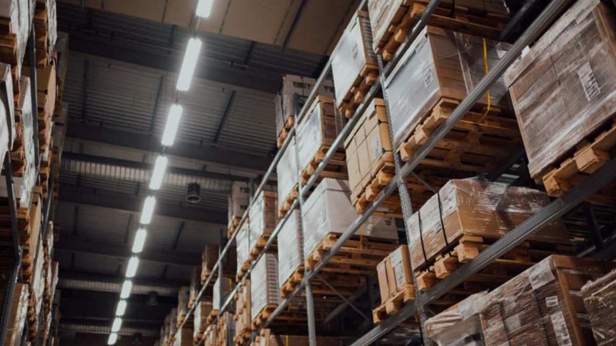 8 Necessary Equipment for a Warehouse Business