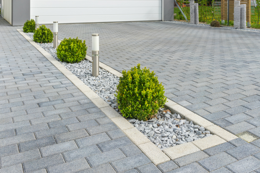 Boxwood,In,The,Garage,Driveway