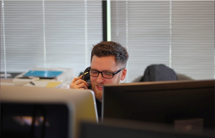 A contact center rep works on a customer query with the aid of IVR and other contact center software features