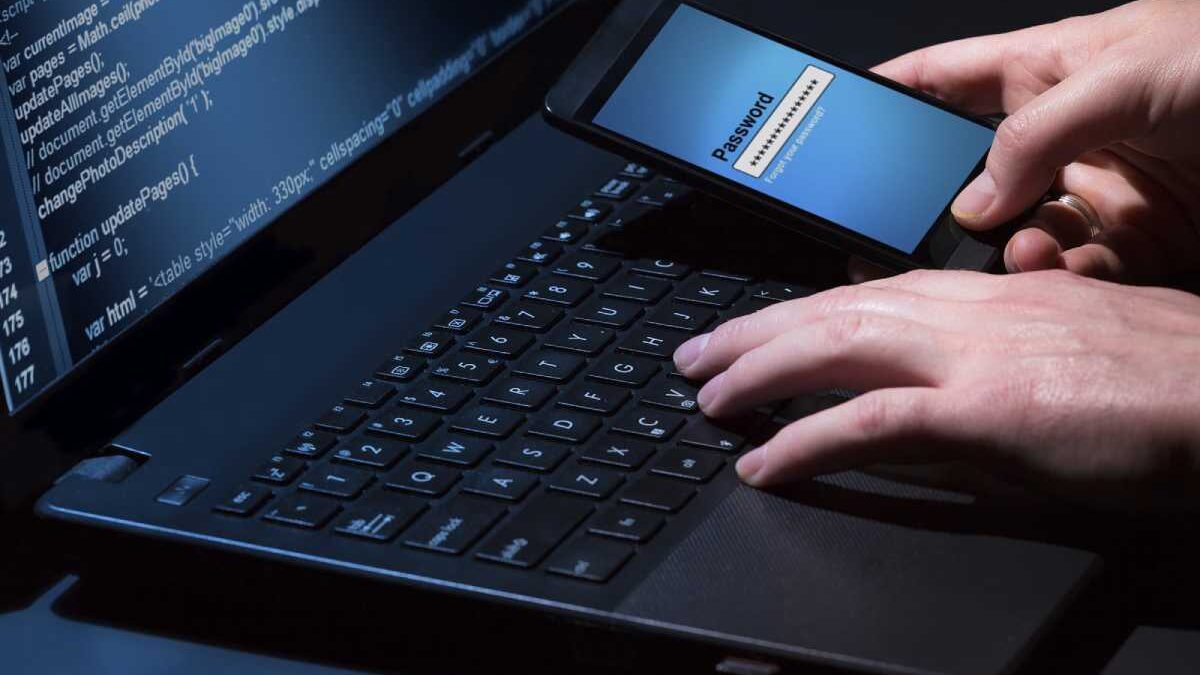 4 Actions That Increase the Risk of Your Computer or Smartphone Being Hacked in 2022
